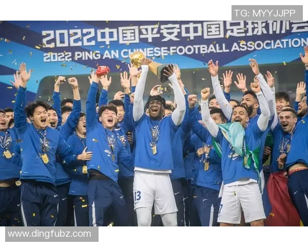 毛发浓密的足球明星们如何在赛场上展现个人魅力与风采